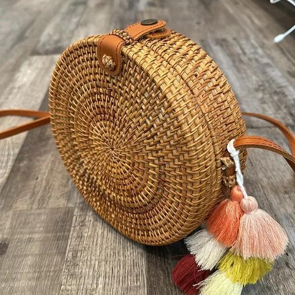 Round straw purse with snap closure and tassel - Picture 3 of 5